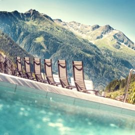 Liegestühle der Felsentherme Bad Gastein mit Blick auf die Berge