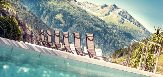Liegestühle der Felsentherme Bad Gastein mit Blick auf die Berge