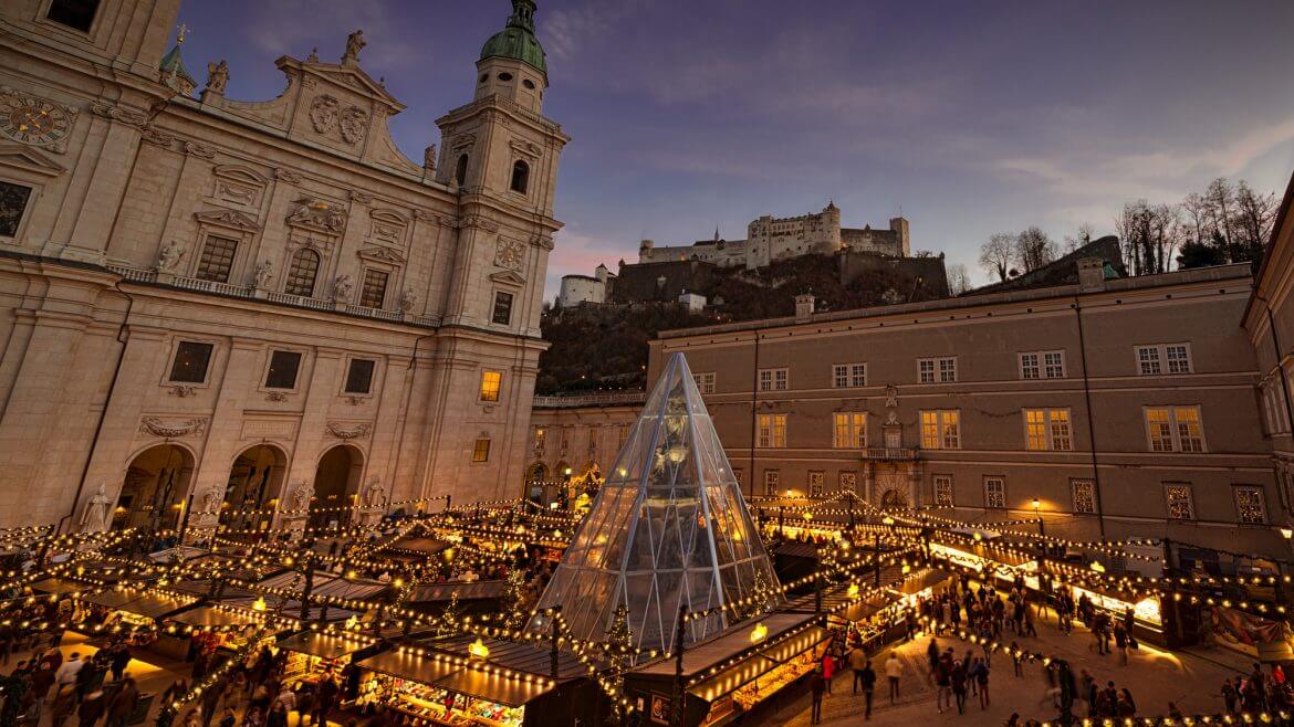 Weihnachtsbeleuchtung und beleuchtete Stände am Domplatz in Salzburg