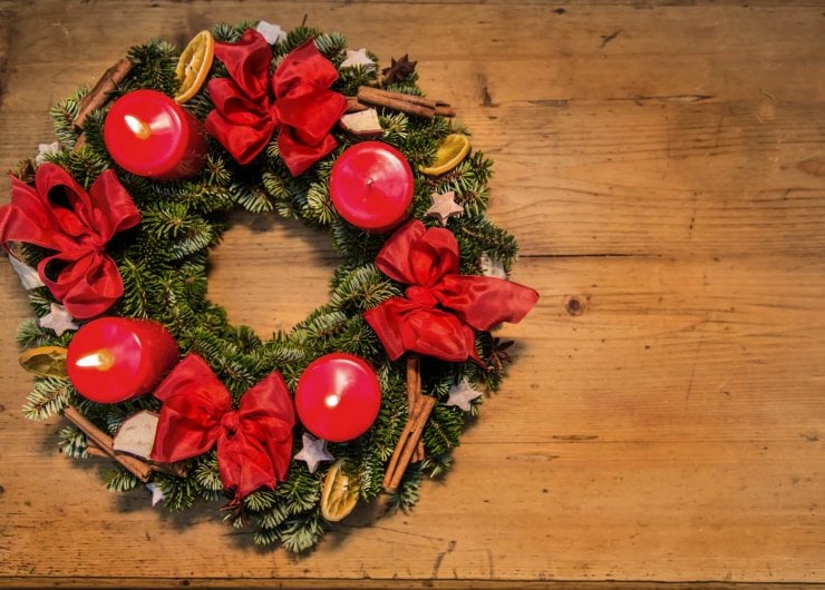 Traditionell gebundener Adventkranz mit vier roten Kerzen