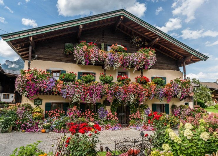 Blumengeschmückte Unterkunft im Salzburger Saalachtal