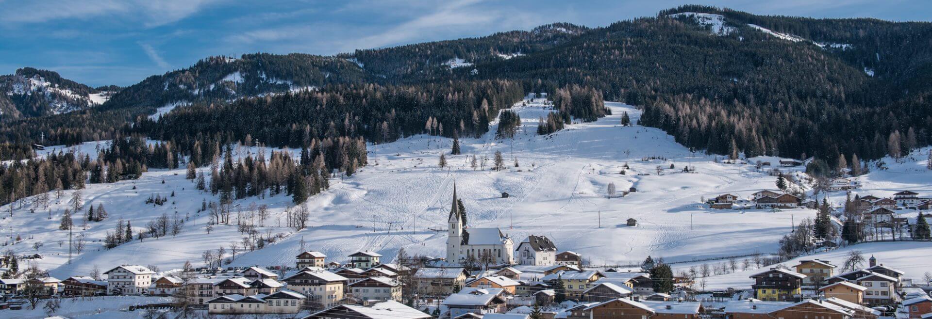 Blick auf das winterliche Embach.