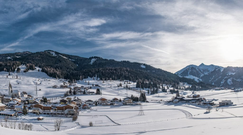 Winterliche Ortsansicht Embach
