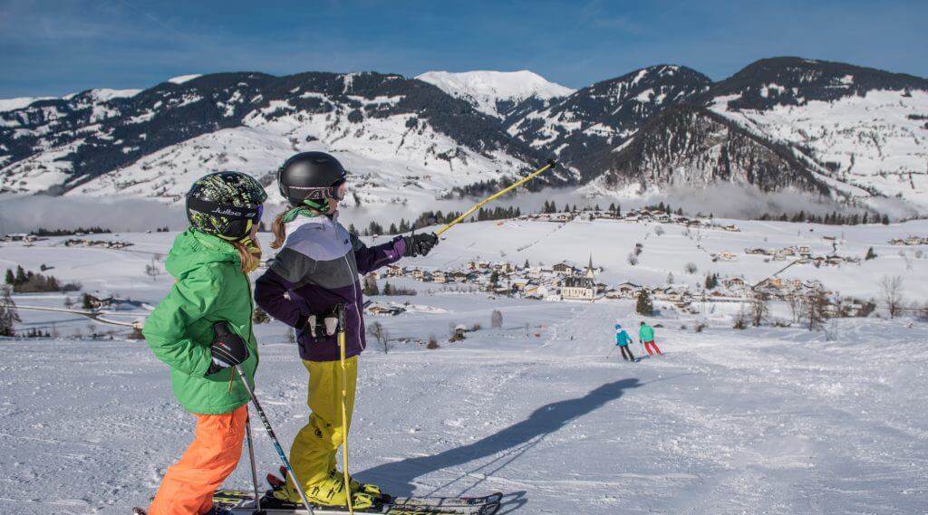 Kinder beim Skifahren in Embach.