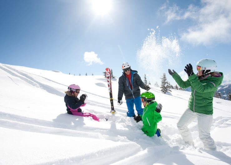 Familie im Winter auf der Skipiste in Wagrain-Kleinarl