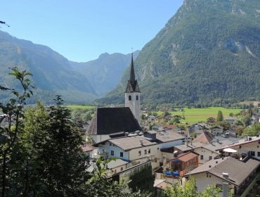 Die Kirche von Golling sowie die umgebenden Häuser im Sommer