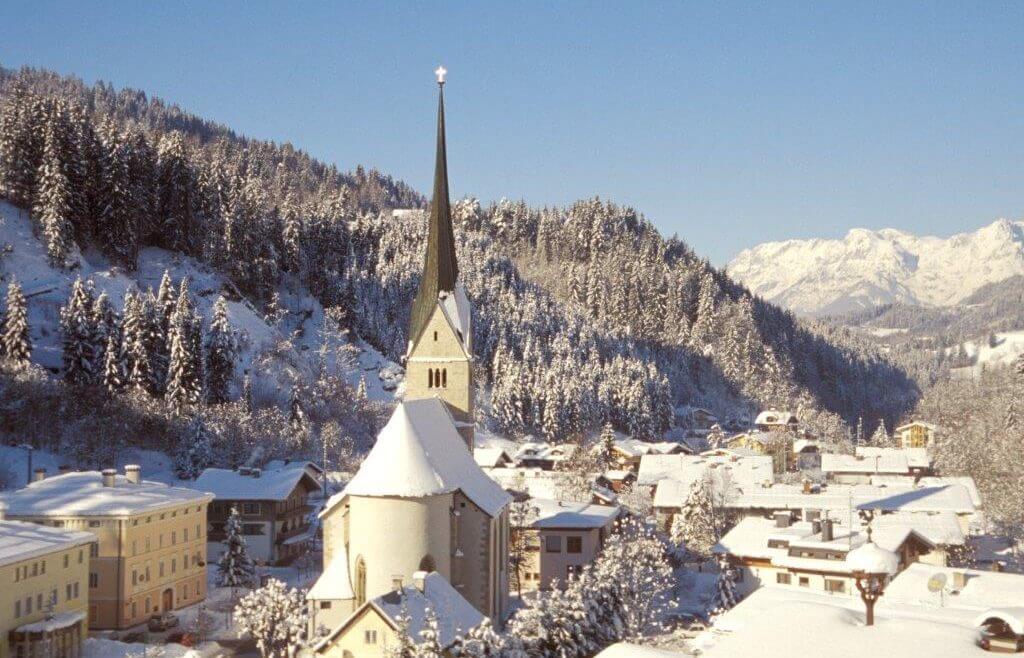 Hüttau im Winter mit Dorfansicht, Kirche und Bergpanorama