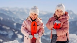 Kinder freuen sich auf das Skifahren am Hochkönig (c) SLTG