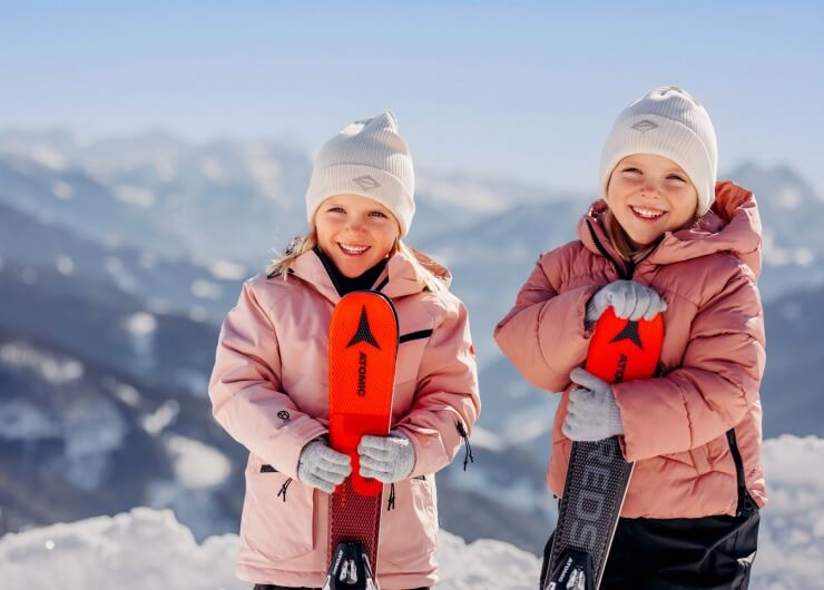 Kinder freuen sich auf das Skifahren am Hochkönig (c) SLTG