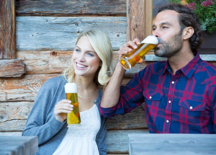 Junges Paar genießt Bier auf der Alm