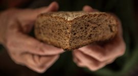 Frisches Brot in Händen