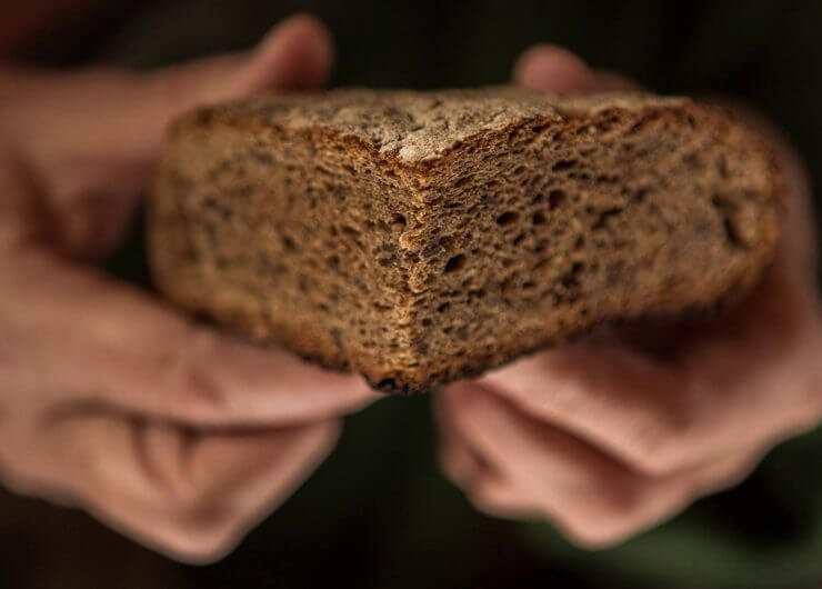 Frisches Brot in Händen