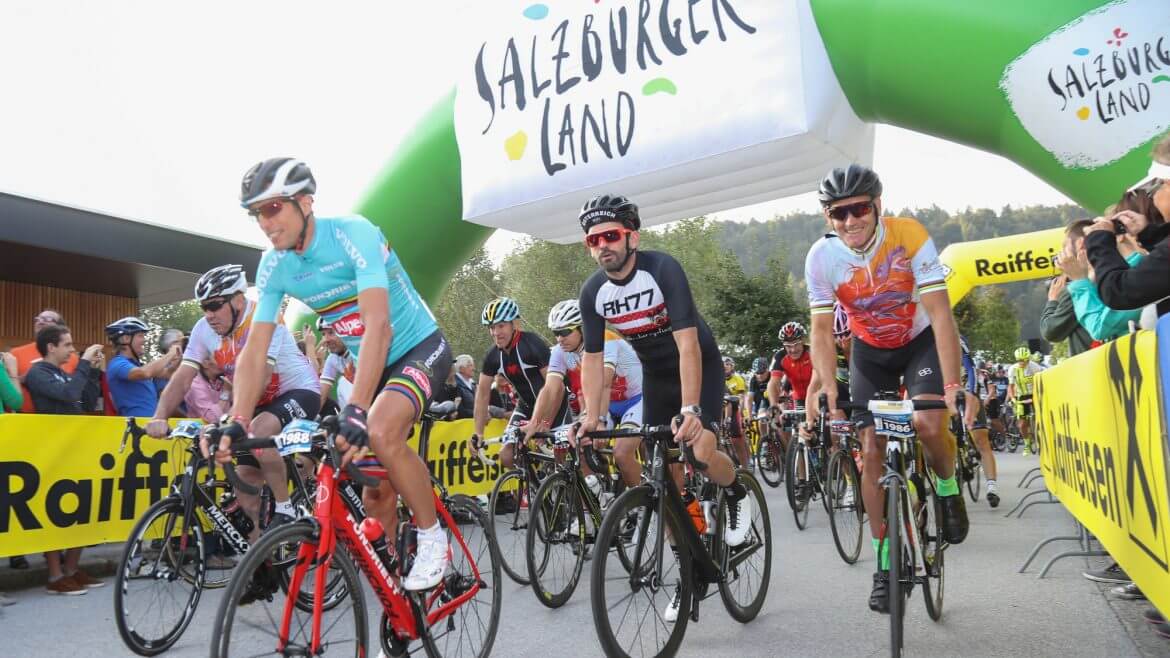 Rennradfahrer am Start der Eddy Merckx Classic Salzburg