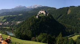 Burg Hohenwerfen umgeben von bewaldeten Bergen hoch über dem Salzachtal