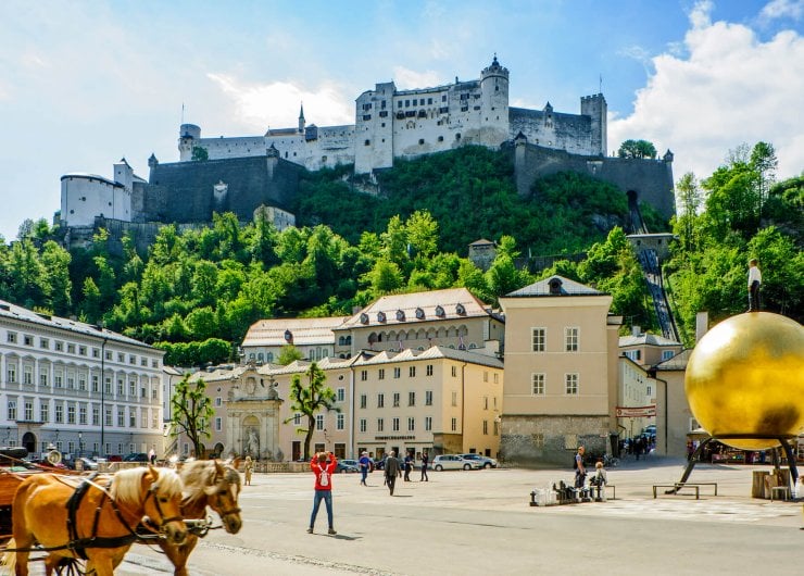 Festung Hohensalzburg vom Kapitelplatz aus gesehe,n, ein Fiaker ist am linken Bildrand zu sehen