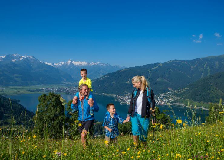 Familienwandern am Mitterberg in Zell am See.
