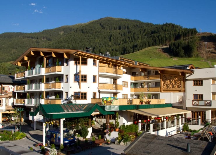 Hotel Egger im Sommer - dahinter geht es gleich hinauf in die Berge