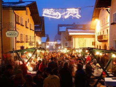 Abendstimmung beim gut besuchten Adventmarkt in Taxenbach