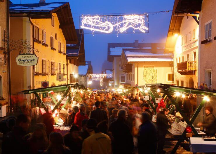Abendstimmung beim gut besuchten Adventmarkt in Taxenbach