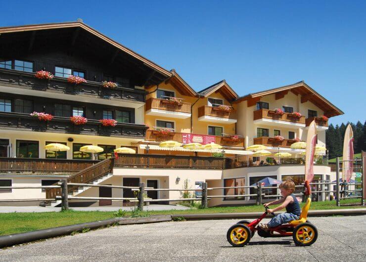 Hotel Traunstein direkt bei der Talstation der Bergbahnen Abtenau im Sommer