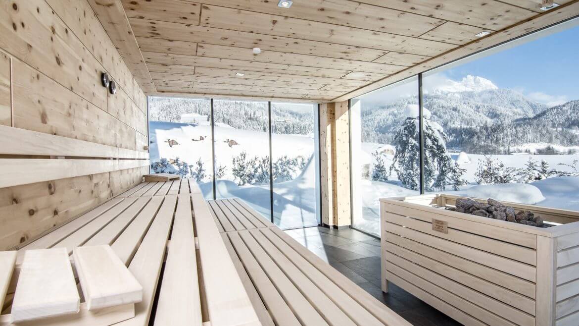 Sauna mit freinem Blick auf die verschneite Landschaft