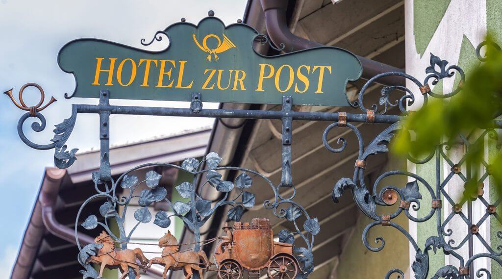 © Hotel zur Post - Schmiedeeisenes Schild weist auf das Hotel hin