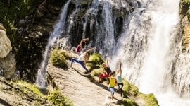 Eine Gruppe macht Yoga am Wasserfall