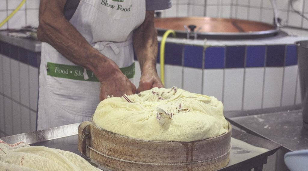 Gunther Naynar gab den Bloggern einen Einblick in seine Käseverarbeitung