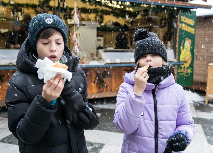 Simone und Siria probieren die Schmankerl auf den Adventmärkten