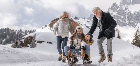 Oma und Opa mit Enkeln beim Rodeln, Generationen Wintertag Filzmoos (c)SLTG, Michael Groessinger