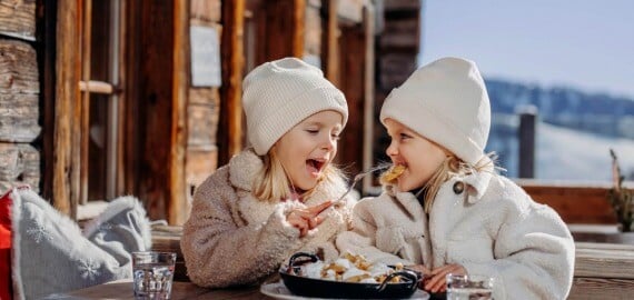 Kinder am Hochkönig beim Kaiserschmarrn essen (c) SalzburgerLand