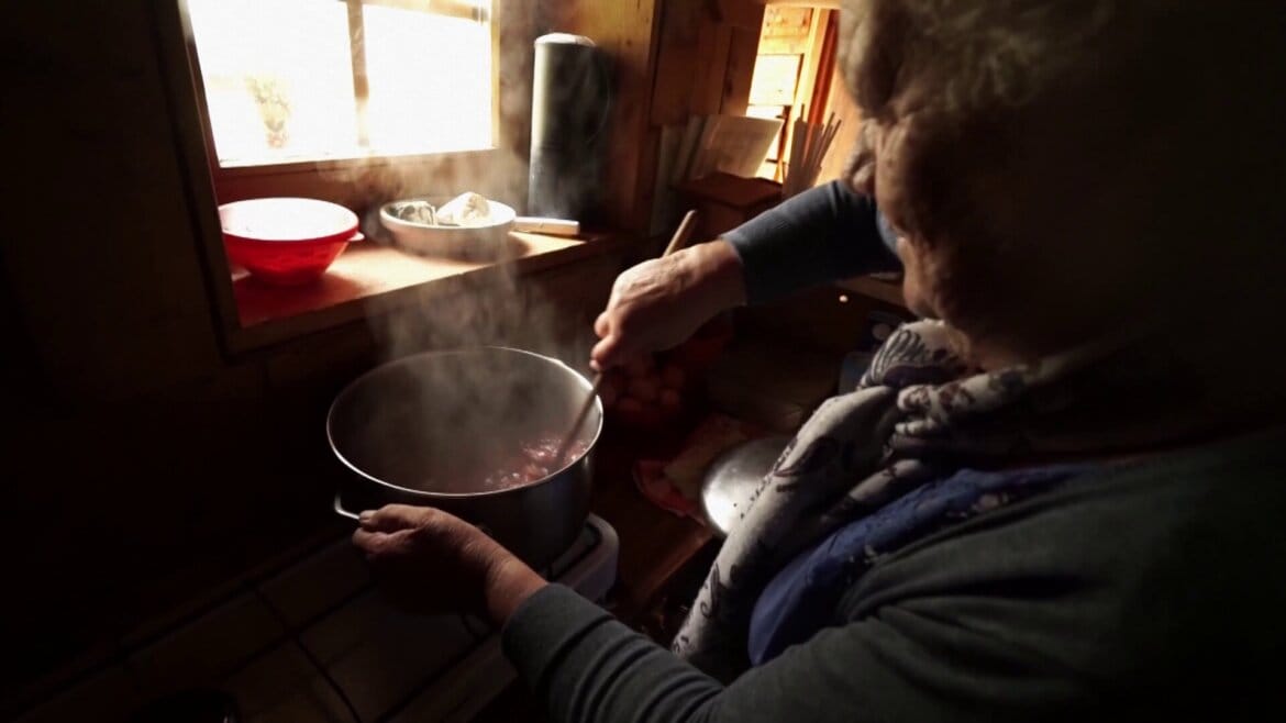 Hüttenwirtin Liesl beim Kochen